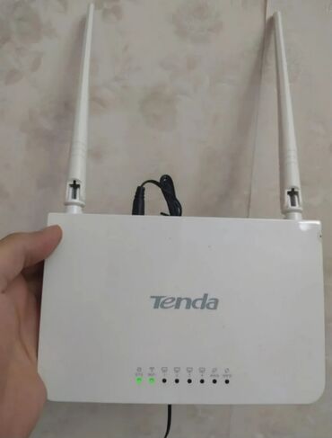 Salam Tenda markalı, ağ rəngli, simsiz Wi-Fi router. İki xarici