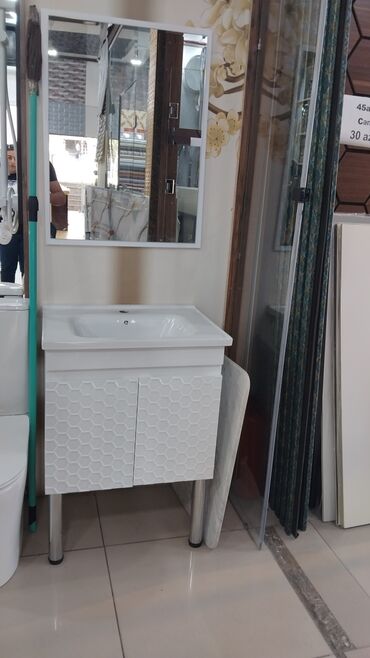 Cakuzi vannalar: Ağ rəngdə, lavabo ilə birlikdə olan dolab və güzgü dəsti. Dolabın