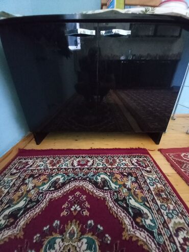 qapı islenmis: Bu, iki qapısı olan qara, parlaq rəngli bir komoddur. mətbəx dehliz