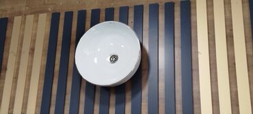 Çanaqlar, tülpanlar: Dairəvi dizaynlı keramika üstdən quraşdırılan əl üzüyü/lavabo. -