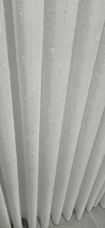 Parçalar: Ağ rəngli, nazik, şəffaf parçadır. Üzərində həndəsi naxışlar var — 12