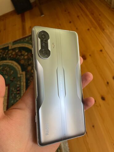 telefon satisi islenmis: Xiaomi Redmi K40 Gaming, 128 ГБ, цвет - Серебристый, 
 Гарантия, Отпечаток пальца, Беспроводная зарядка