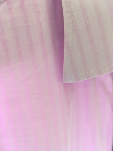 Košulje: Muška košulja br. 44, bela sa diskretnim nežno roze prugicama, dug — 6