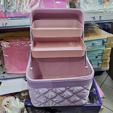 Neseseri: Kozmeticki kofer 

Cena: 3500 din — 4