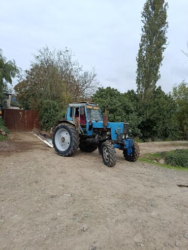 Traktorlar: Mavi rəngli MTZ tipli kənd təsərrüfatı traktoru. Texniki xüsusiyyət — 13