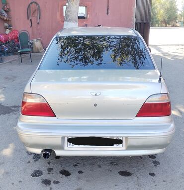 Daewoo: Daewoo Nexia sedan, gümüşü rəng. Kompakt və geniş salonlu şəhər — 4