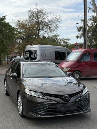 богажник зил: Toyota Camry (XV70🇰🇷), темный графитовый седан бизнес-класса