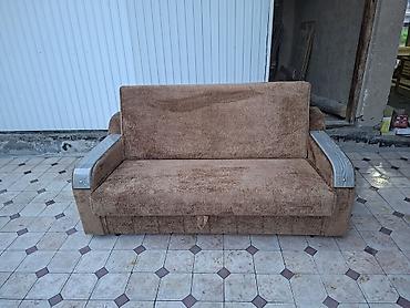 Диван прямой, раскладной, в коричневом цвете. Подходит для гостиной