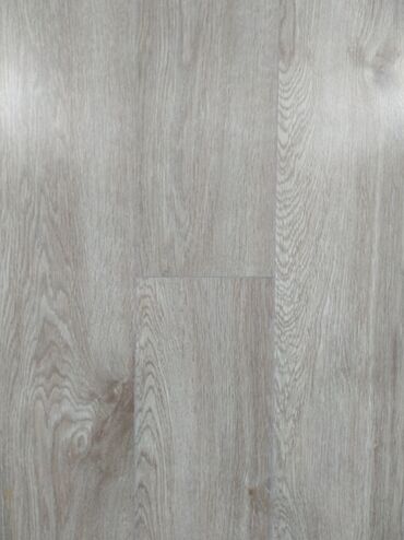 белорусский ламинат в баку: Açıq boz-meşə teksturalı döşəmə örtüyü (laminat/PVC panel görünüşlü)