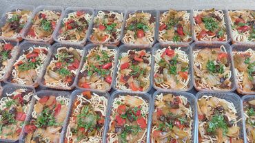 гусь купить мясо: Порции лагмана в пластиковых контейнерах, удобные для заказа на вынос