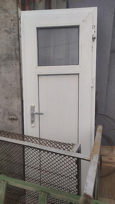 plastik qapilar: PVC qapı - Material: ağ rəngli PVC profil - Üst hissədə şüşəli — 1