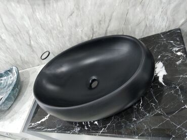 переходник ide sata: Qara rəngdə, oval formalı, tezgah üstü lavabo. Hamam və ya tualet