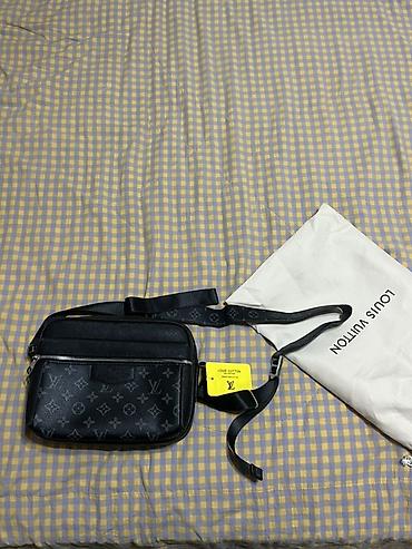 ray ben: Сумка через плечо Louis Vuitton, черная, с фирменным монограммным — 1
