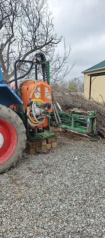 traktor yumze: Belarus MTZ təkərli traktor və asılan püskürdücü və gübrə səpənlə — 9