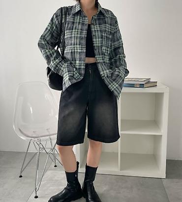 футболка: Yumşaq flanel fakturalı, oversize kəsimli qadın köynəyi. Yaşıl, tünd — 4