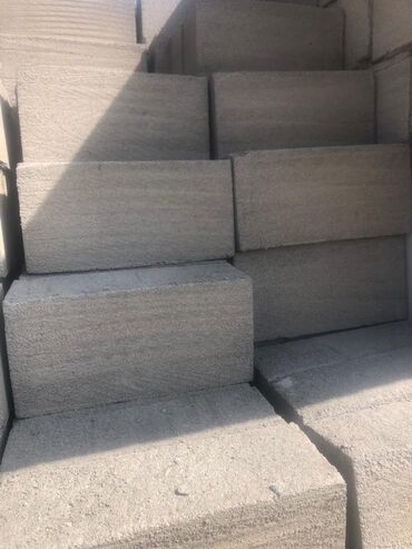 огорождение: Прямоугольные бетонные блоки ГАЗАБЛОК серого цвета, предназначенные