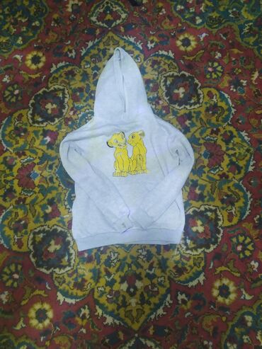 срочно продаю в связи с переездом: Детское худи с капюшоном, светло-серое меланж. На груди — яркий принт