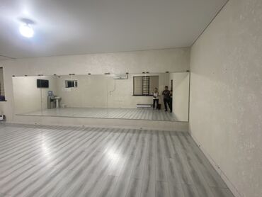 снять дом для мероприятий: Зал с зеркальной стеной для занятий Күзгү сатылат узуну 7м туурасы