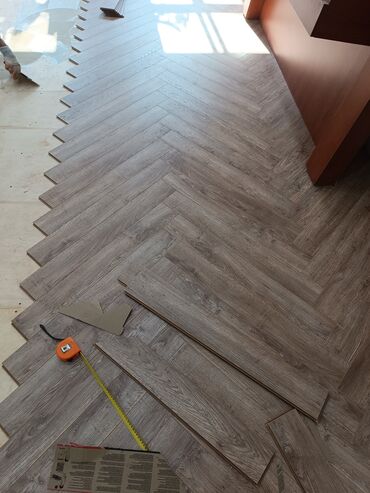 Döşəmə işləri: Laminatlarin vurulmasi her cur bilintuslarin supurgeliylerin vurulmask — 4