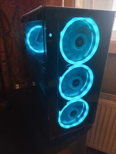 Korpuslar: Qabaqda üç ədəd mavi işıqlı ventilyatoru olan qara rəngli kompüter — 2