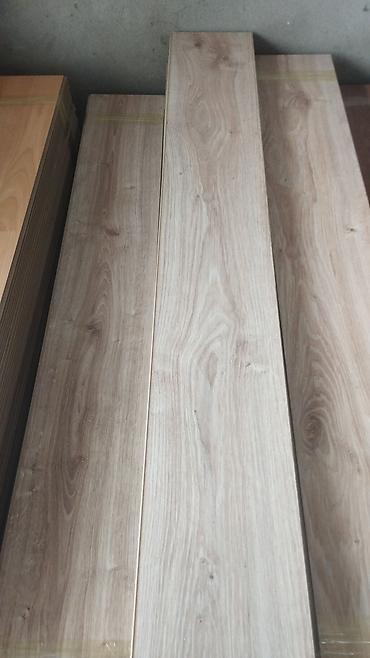 Döşəmə: Ağ palıd naxışlı laminat döşəmə taxtaları - Material: laminat panel - — 1