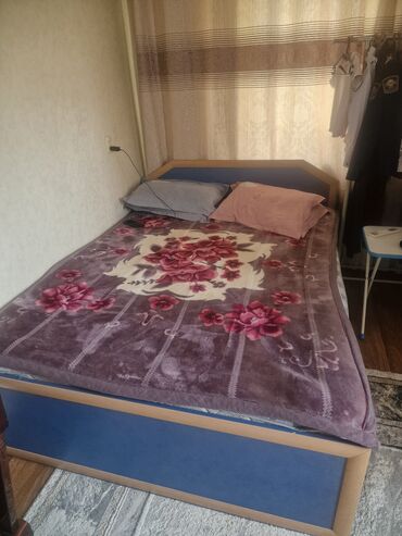 продам кровать двуспальную: Двуспальная кровать с мягким изголовьем и матрасом. - Размер