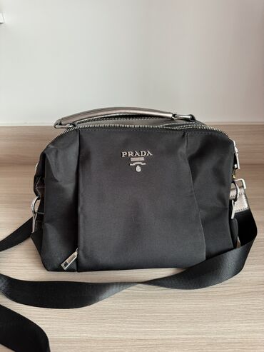 Поясные сумки, бананки: Сумка Prada
Черная 
2 отсека