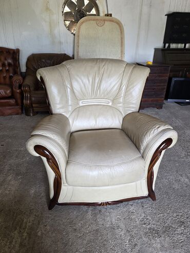 Ostali nameštaj: Elegantan trodijelni set za sjedenje u krem boji, presvučen kožom. Set — 9