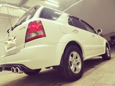 Ağ rəngli Kia Sorento Limited modeli. Avtomobilin arxa hissəsində