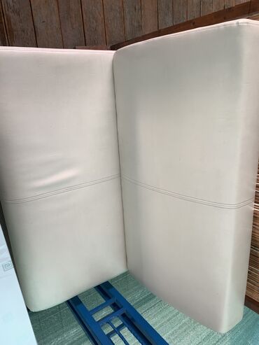 диван с подушками: Түсү - Ак, Колдонулган