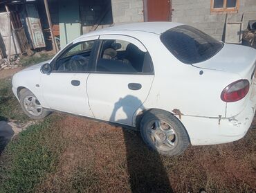 домкрат для машины цена: Седан Daewoo Lanos белого цвета. Автомобиль имеет классический
