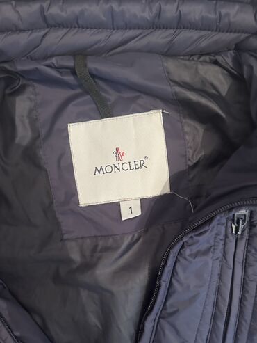 шапка с ушками которые поднимаются: Мужская стеганая куртка-джемпер Moncler Longue Saison - Цвет