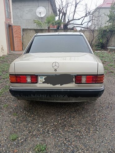 arxa stoplar: Mercedes-Benz 190: 1.8 l | 1991 il Sedan