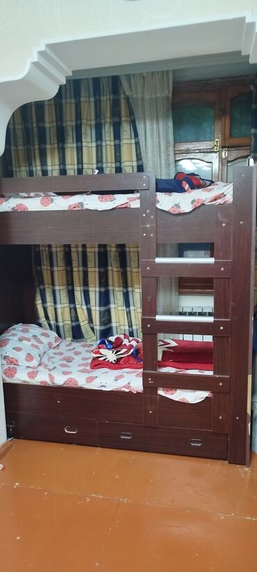 iki mertebeli çarpayi: Oğlan və qız üçün, İşlənmiş, Çarpayı, Matras ilə, Siyirməli