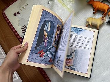 Игрушки: Набор детских игрушек и книга Состав: - Мягкие игрушки: кенгуру с — 2