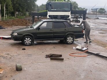 домик на колосах: Автомобиль ВАЗ-21099, седан, оснащенный четырьмя дверями, представляет