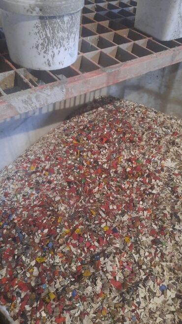 insaat materiallari qiymetleri: Təkrar emal edilmiş qırıntı materialı. Müxtəlif rənglərdədir, təmiz və