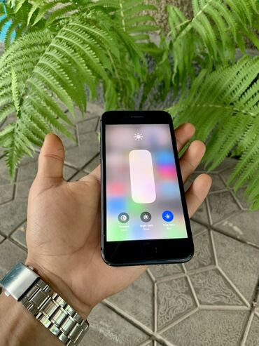 Apple iPhone: IPhone 8, Б/у, 64 ГБ, Jet Black, Чехол, 100 %