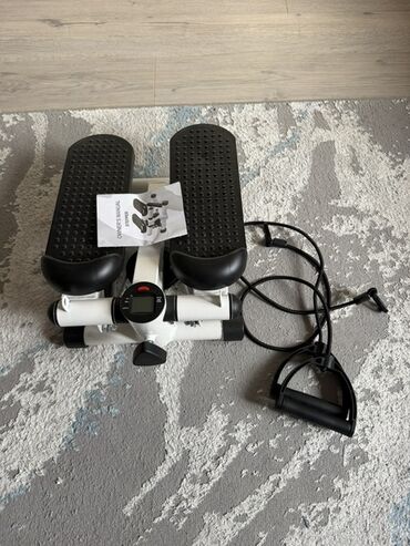 тренажерные оборудование: Мини-степпер с эспандерами и счетчиком - Компактный домашний тренажер