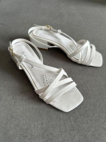 Босоножки белые Le Scarpe 36 размер. Стильные летние белые босоножки