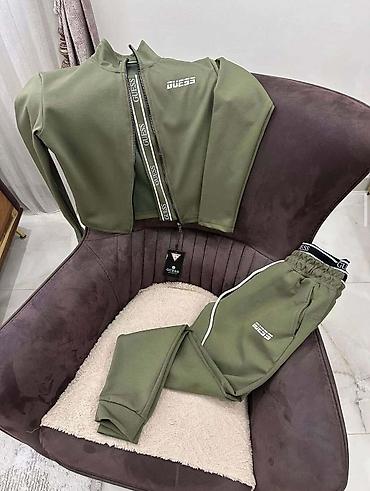 Gornji i donji deo: GUESS
dostupne u vise boja
Vel. S, m, l, xl
Cena 4400 din — 12