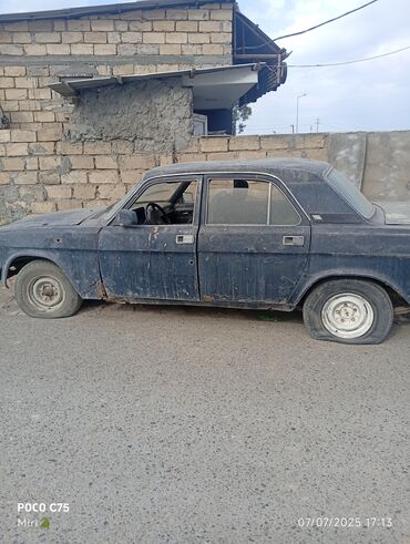 фольксваген поло 1 4: Dördqapılı qara rəngli sedan avtomobil. Avtomobilin hər tərəfində pas