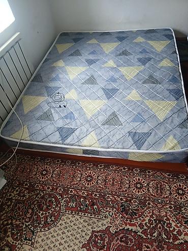 Спальный матрас, Б/у, Двуспальный, Пружинный, Синтепон, Матрасы средней жесткости at lalafo.kg Спальный матрас, Б/у, Двуспальный, Пружинный, Синтепон, Матрасы средней жесткости