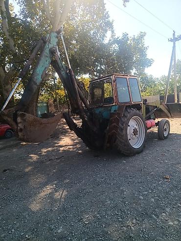 Kommersiya nəqliyyat vasitələri: Ekskavator-yükləyici traktor - Ön hissədə iri yükləmə kovası, arxa — 3