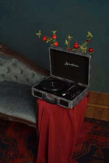 retro gramofon: Vinil pikap – çamadan tipli portativ model - Retro çamadan dizaynı — 3