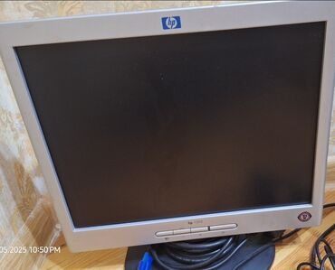 HP şirkətindən olan gümüşü rəngli monitor. Evdə və ya ofisdə istifadə
