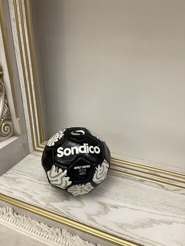 мяч фудболный: Хороший подарок . Продаю новый еще не надут до конца, привезены Лондон