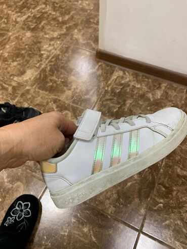 usaq botlari: Krossovka, Qız üçün, 32, Adidas