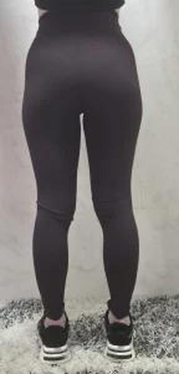 Helanke, biciklistički šortsevi: Ženske helanke tamne boje sa rebrastom teksturom. Karakteriše ih visok — 17