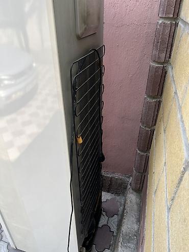 mini refrigerator: Холодильник Samsung, двухкамерный, белый, с нижним морозильником — 4